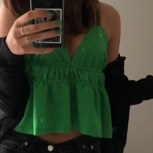 Grön zara topp - Säljer mitt så fina gröna linne från zara då jag aldrig använder det. Köpt för 199kr vad jag har för mig men tror det är slutsåld. Stretchig så passar xs-m❤️😚köp direkt pris 350kr❤️