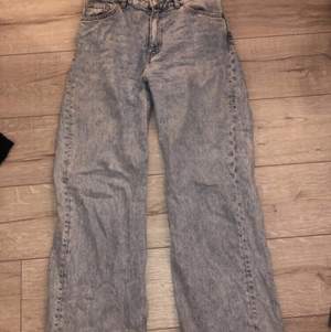 Vida jeans från monki köpta slutet av 2020 för 400-500 kronor. Inga tydliga skador men för långa för mig och för stora samt används ej. Frakt 66 kr eller mötas i Stockholm.