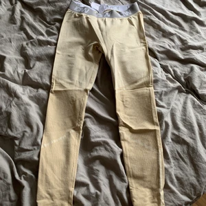 I can i Will träningstights - Beiga träningstights från i can i Will i storlek m fint skick förutom lappen invändigt som håller på att trilla bort 