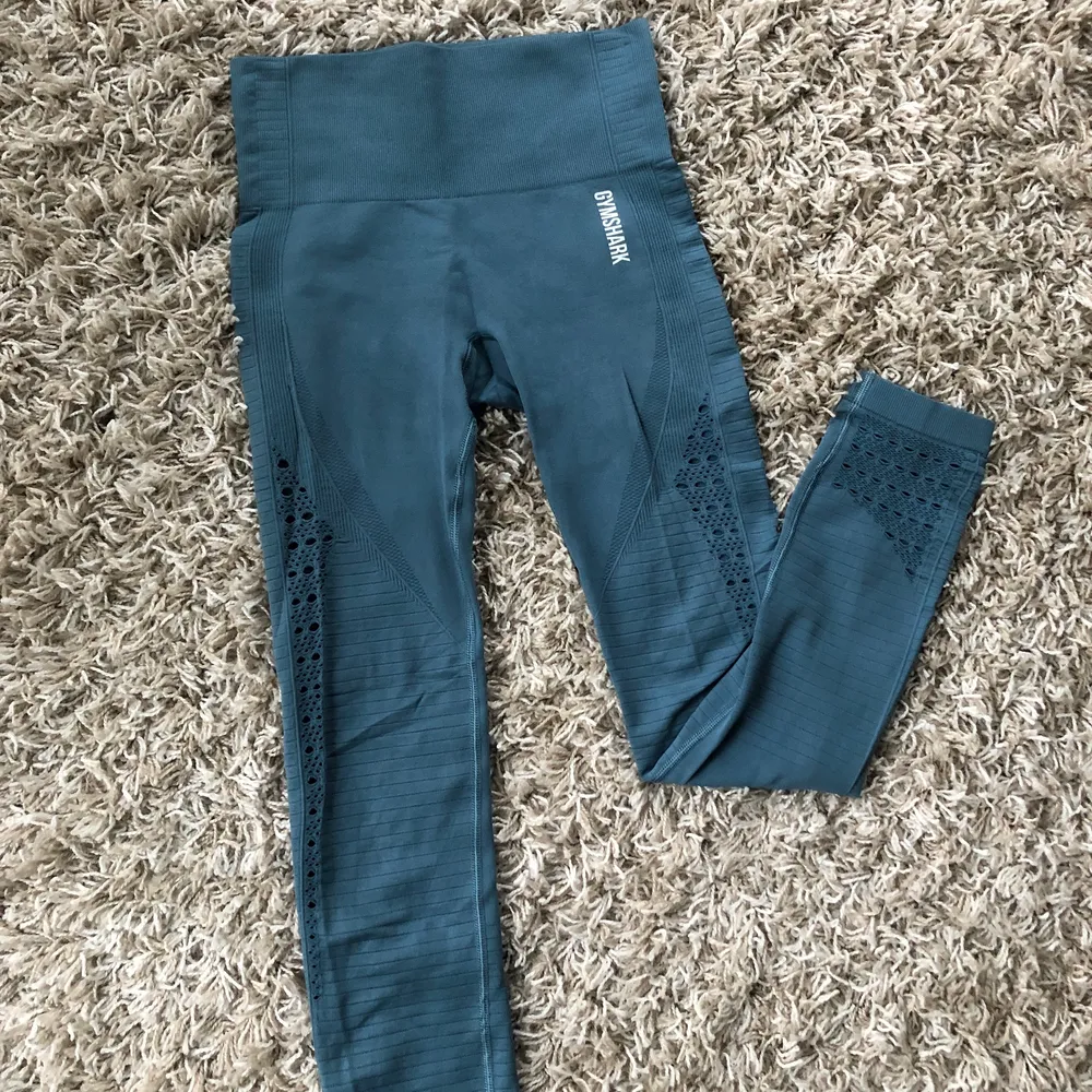 Barely used gymshark leggings. Brand new conditions as you can see from the details and from the logo. XS. Bought for 550kr selling for 200kr + shipping. . Övrigt.