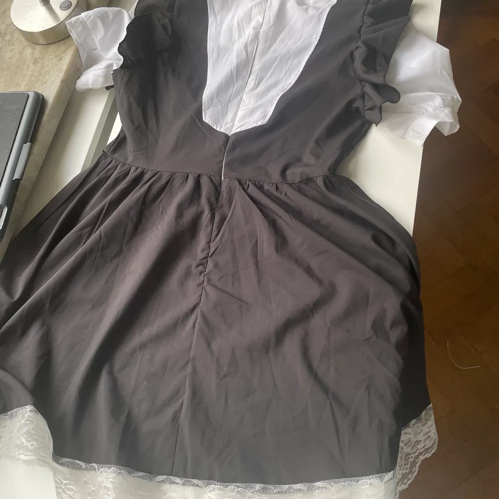 Maid dress som jag använt en gång som var för liten | Hela är 84cm lång , kjoldelen är 48cm lång  och överdelen är 36cm lång och 72 cm runt midjan. Klänningar.