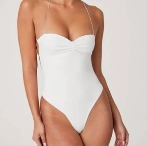 Meshki Bodysuit - Snygg body i perfekt skick från Meshki🥥 sitter extremt smickrande på och går att justera i ryggen efter egna mått. Ordinariepris: 190 SEK, Mitt pris: 100kr + frakt🍦