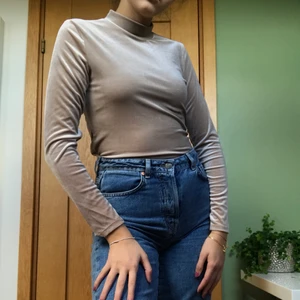 Halvpolo långärmad tröja i sammet  - En knappt använd halvpolo i sammet från GinaTricot, i en charmig champagne färg🍾 Perfekt till hösten! Fraktavgift ingår inte i angivet pris