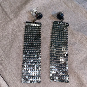 Öronhänge  - Köpt för länge sedan men har aldrig använt dom, bara för bilderna jag tog nyss😊