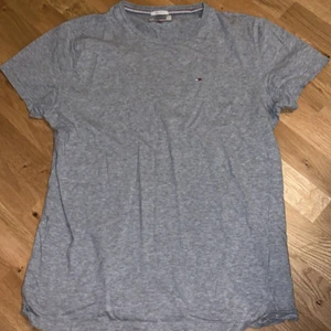 Tommy hilfiger t-shirt - Grå tommy hilfiger t-shirt, bra skick. Storlek large. Pm för bild eller pris