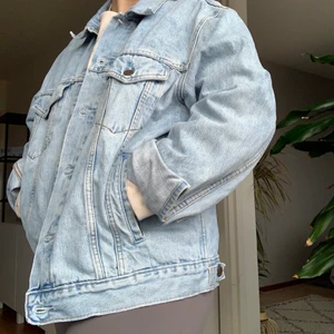 Vintage LEVIS jacka - Levis jacka i strl L från beyond retro. Inget slitage direkt, men den saknar den klassiska levis lappen på insidan. 