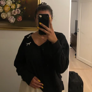 Långärmad tröja - Köpt i London i en Victoria Secret butik. Sällan använd så i utmärkt skick! Säljer även matchande shorts