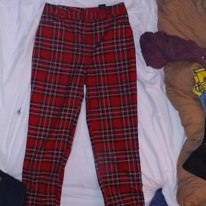 30kr röda Monki byxor storlek 38 s/m? - Dom är använda innan och lite trasiga på sidan och har ingen knapp där fram, finns dock en extra knapp inuti byxorna! Dom går ut vid benen lite. Är själv storlek 42 och 163cm lång och dom är ganska korta i bena! Vill helst mötas men kan frakta! 