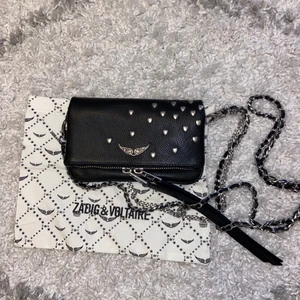 Zadig väska - Liten Zadig voltaire hearts clutch väska💕💕⭐️⭐️ lilla modellen, nypris 2700kr säljer för 1200kr!!! Bara att skriva om det är några frågor osv. (Har en liten defekt/rost på dragkedjan men inget man tänker på alls)