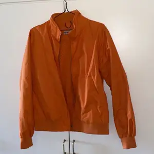 Orange jacka size M från märket AST streetwear