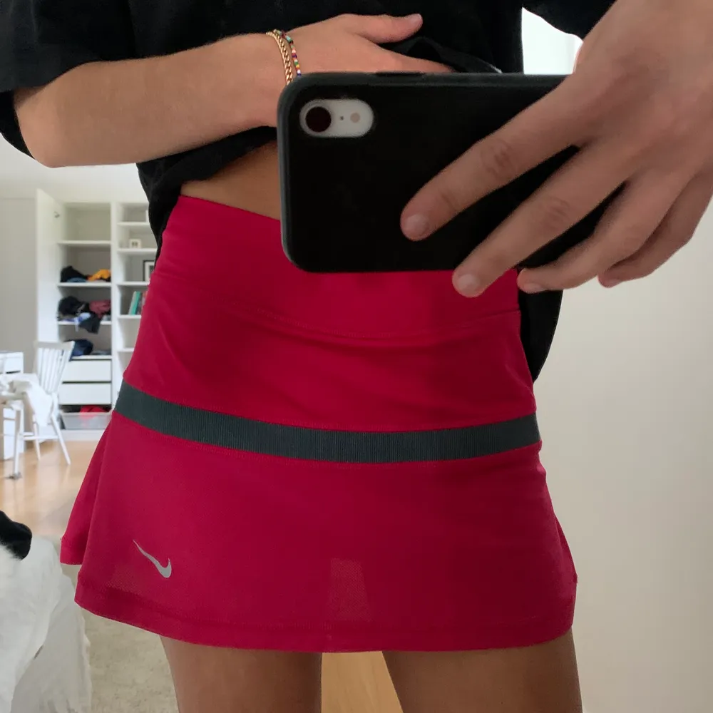 Söt rosa tennis eller paddel kjol från Nike, storlek m men skulle säga den är mer som en s. Har shorts under. Använd 1 gång💕. Hoodies.