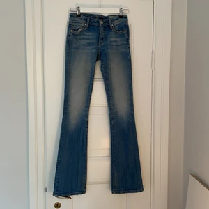 Lågmidjade jeans - Säljer dessa sjukt snygga lågmidjade bootcut jeansen från Crocker. De är för små för mig därav få bilder. Jag är 177 cm. De är använd ett fåtal ggr och är i fint skick. ❗️Gylfen är sönder men går att fixa❗️ Priset är exklusive frakt