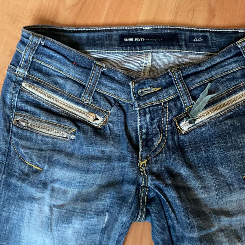 Lågmudjade jeans från MISS SIXTY  så himla snygga jeans men nu säljer jag dom för att dom är för små vid höften tyvärr. Pris går att diskutera!. Jeans & Byxor.
