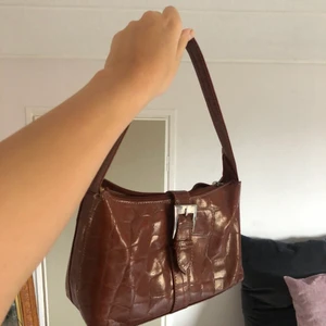 Brun väska - Brun mönstrad axelväska med glansigt läder. Sjukt snygg bara inte kommit till användning på senaste<3
