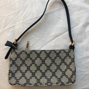 Väska  - Super gullig mini bag med guld detaljer. 60 kr + frakt om ni inte möts upp i Eskilstuna 