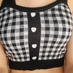 Cropped line - Söt cropped topp/linne med heart buttons<3 har använts bara 1 gång så nästan som ny. (JAG HAR PÅ MIG EN SPORT BRA UNDER SOM NI SER I TREJDE BILDEN)