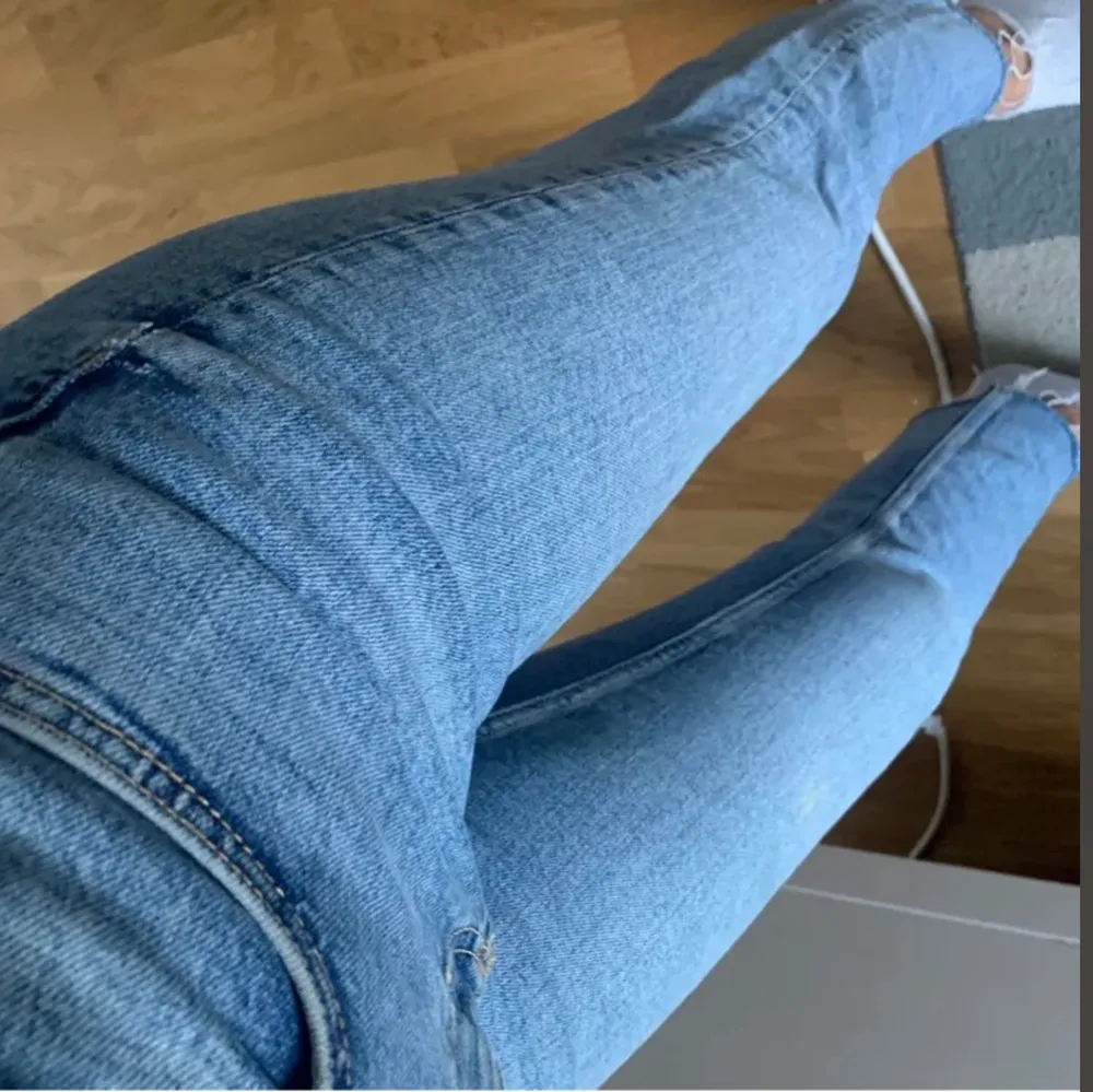 Intressekoll på dessa sjukt snygga jeans i en ljusblå färg💕💕🥰. Jeans & Byxor.
