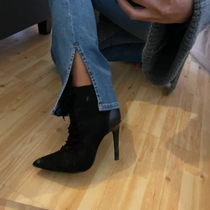 Svarta snygga klackar med snörning - Storlek 37. OBS. Itne fläckar på skon på första bilden utan fläckar på spegeln :) hämtas i malmö eller fraktas 