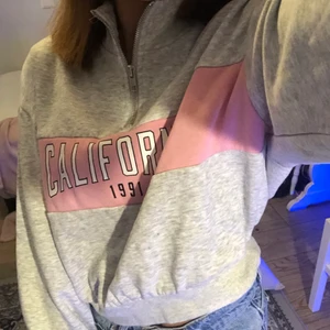 Mysig huvtröja 💕💕 - En mysig tröja❣️ i bra skick, inga tecken på fläckar osv, säljer den för billigt pris, då jag använt den mycket, tvättar den innan jag postar elr ger den💕