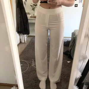 kostymbyxor  - vita kostymbyxliknande byxor från bikbok storlek 36, jag är 170cm⚡️💗 använda endast en gång så fint skick. skriv för mer bilder/info, köparen står för frakt💕