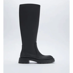 Zara boots - Säljer dessa boots från Zara som är helt slutsålda på hemsidan och har varit det länge och är därmed svåra att få tag på. Helt nyköpta och endast testade. På hemsidan heter de ”plana stövlar”💘💘. Jättefina nu till hösten, säljer endast vid bra bud☺️ Köp direkt för 750kr