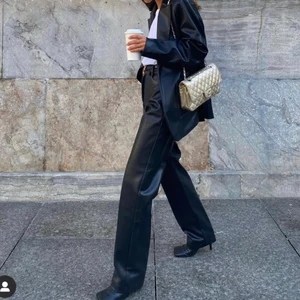 NAKD skinnbyxor - Säljer mina skinnbyxor från NAKD. Slutsåld modell. Nyskick! Storlek 34