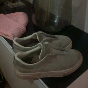 Grå eytys  - Använda eytys! Men ser fortfarande bra ut, passar till typ allt 💕 nypris 1800. Kan gå ner mkr i pris!!