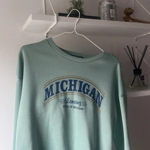 Collegetröja  - Säljer denna tröjan från shein💕helt oanvänd 