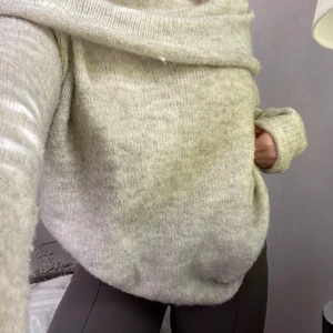 Ljusgrå stickad tröja från Veromoda  - Varm ljusgrå tröja från veromoda som inte sticks. Väldigt mysig men säljer pga har ingen användning av den. Är i bra skick.