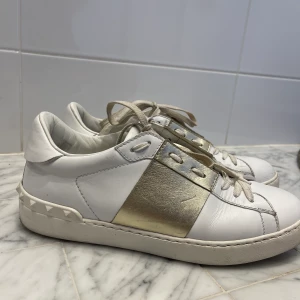 Valentino skor - (Lägger ut igen pga oseriösa köpare) Säljer nu dessa super fina valentino skor köpa på Vestiaire där dom gått igenom äkthetskontroller! Ok skicka - se sista bild. Bara att höra av dig vid frågor eller fler bilder!!