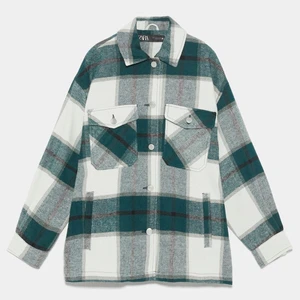 Rutig skjortjacka från Zara storlek M  - Säljer min skjortjacka från Zara, den är som ny och i storlek M🥰 