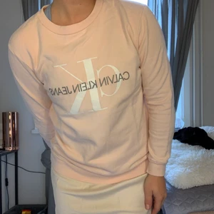 calvin klein tröja  - super snygg och skön tröja från calvin klein, inte mycket använd så i fint skick 