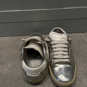 Saint laurent court classic - Väl använda saint laurent sneakers som sitter super skönt och gör vilken outfit som helst lite roligare. Kommer med låda. 
