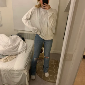 Jeans med slits zara strl 34 - Säljer dessa galet snygga jeans med slits! Från zara i strl 34👌🤝