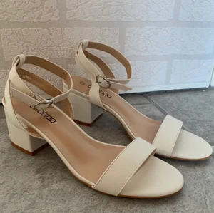 Klackar från Boohoo  - Aldrig använda. Passar jättebra till sommaren och skolavslutningen. Nypris 324kr