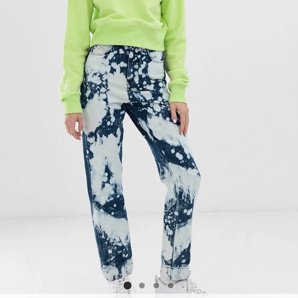 Jätte coola jenas från ASOS i modellen COLLUSION x005. Helt slutsålda och går inte längre att köpa. Helt oanvända med lappen kvar. Stolek: W24 L34⭐️💞 Kan skickas men då står köparen för frakten, annars möts jag upp i nacka.. Jeans & Byxor.