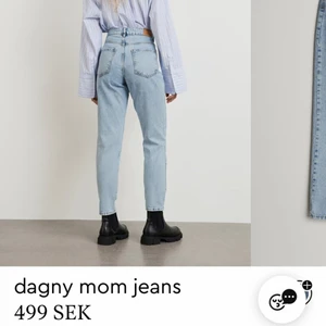 Mom jeans Gina Tricot - Säljer mina momjeans från Gina då de tyvärr blivit för små och inte längre är min stil. De är i använde skick, men inga synliga defekter. Skulle säga att jeansen är lite mindre i storlek, borde passa dig med storlek xs/xxs. Köptes förra året för 500kr, säljer för 230kr ink frakt. 