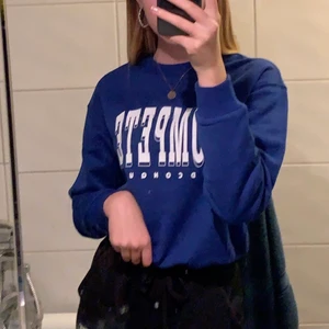 Sweatshirt  - Jättefin blå sweatshirt från hm, köpt förra hösten så tror inte den finns kvar. Jättefint skick, använd Max 3 gånger. Säljer för den inte kommer till användning längre❤️