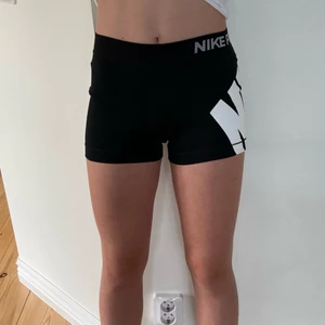 Nike shorts - Svarta shorts med ett vitt nike märke snett över sidan. Ganska andvända men i bra skick. Köpare står för frakt. 