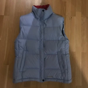 Blå väst - superfin ljusblå väst!🤍💙använd fåtal gånger passar till det mesta, kragens insida är röd jättefin detalj! bra plagg till hösten/vintern👌🏽 Storlek: L men skulle mer säga att det är en M