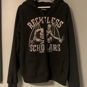Reckless scholars zip upp hoodie - Bra skick förutom tre stenar som fatta (syns på sista bilden)