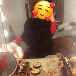 Äkta päls poncho  - En äkta päls poncho som är one size ( alltså pass bar för alla storlekar) bra skick nästan aldrig använd, köpt i Stockholm. Väldigt fin o elegant och skönt nu mot kallare tider 🤩💓