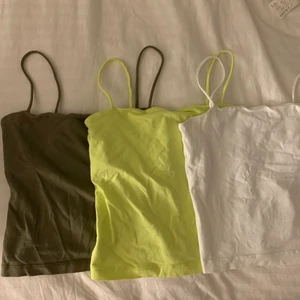 Linne - Tre linnen ifrån Gina Tricot, som verkligen behöver strykas😁 Alla i samma storlek och säljer då dem är för små för mig. Alla för 70Kr eller 30kr/st😍 ❗️Frakt ingår ej❗️