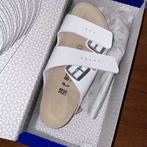 Helt nya birken  - Säljer dessa helt nya birkenstock i vitt, storlek 38:)