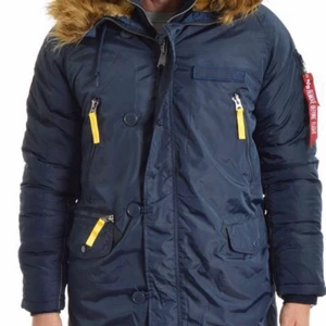 Alpha Industries jacka - En Alpha Industries vinterjacka. En väldigt varm jacka för kalla temperaturer, endast använt den ett fåtal gånger vintern 2020. Säljer för att har köpt en ny jacka. Jackan ser helt ny ut och har inga skador eller liknande. Nypris 3499kr. Pris kan diskuteras då jag vill bli av med den.
