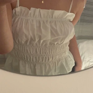 Söt volangtopp - Säljer denna supersöta volangtopp från gina då den tyvärr aldrig kommer till användning. Prislappen sitter kvar, så väldigt fint skick. 😊