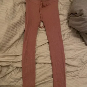 Fashion Nova thights - Jätte snygga tights från fashion nova i rosa färg. Inte genomskinliga och kan passa från storlek XS-M, använda typ 3 gånger. Köpt för ca 200kr