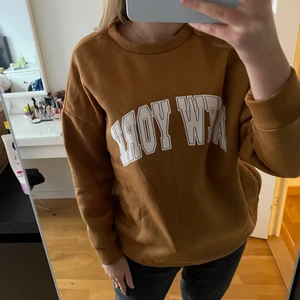 Brun SHEIN Sweatshirt Strl M - Skön brun sweatshirt med tryck ”new york” som endast är använd 1 gång så den är i princip nyskick så därför säljer jag nu den. 100kr + 66kr frakt 