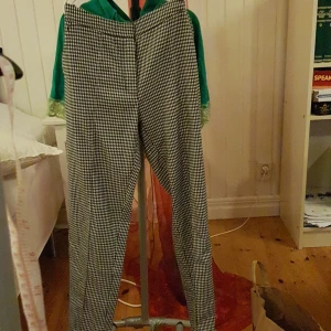 Ett par rutiga byxor från mango. - Ett par rutiga byxor från mango i storlek 38.Inte så stretching.