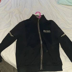 Hugo boss tröja  - En fet hugo boss tröja som är sjön och bekväm och snygg. Använd MAX 5 gånger. Pris 500. Storlek M